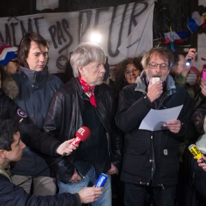 Renaud s'est joint à Christophe Alévêque et à des centaines d'anonymes place de la République à Paris le 7 janvier 2016 pour rendre hommage aux victimes des attentats terroristes, un an jour pour jour après l'attaque de Charlie Hebdo.