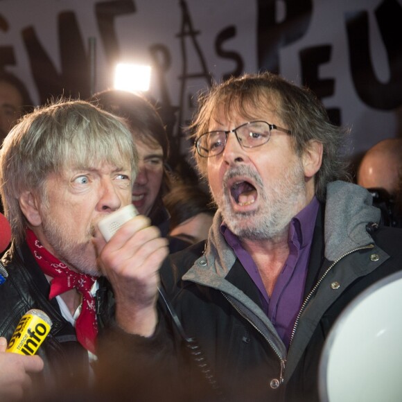 Renaud s'est joint à Christophe Alévêque et à des centaines d'anonymes place de la République à Paris le 7 janvier 2016 pour rendre hommage aux victimes des attentats terroristes, un an jour pour jour après l'attaque de Charlie Hebdo.