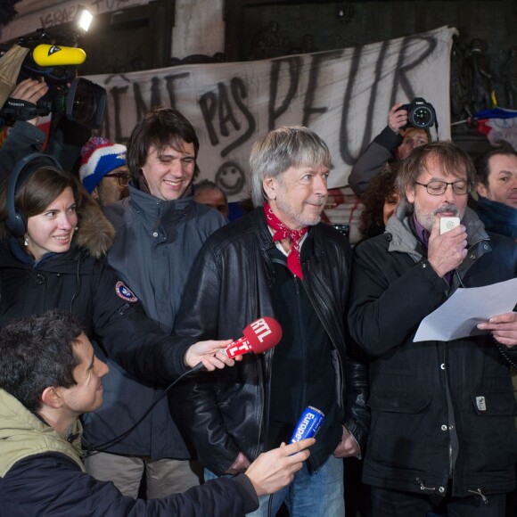 Renaud s'est joint à Christophe Alévêque et à des centaines d'anonymes place de la République à Paris le 7 janvier 2016 pour rendre hommage aux victimes des attentats terroristes, un an jour pour jour après l'attaque de Charlie Hebdo.