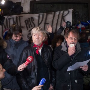 Renaud s'est joint à Christophe Alévêque et à des centaines d'anonymes place de la République à Paris le 7 janvier 2016 pour rendre hommage aux victimes des attentats terroristes, un an jour pour jour après l'attaque de Charlie Hebdo.