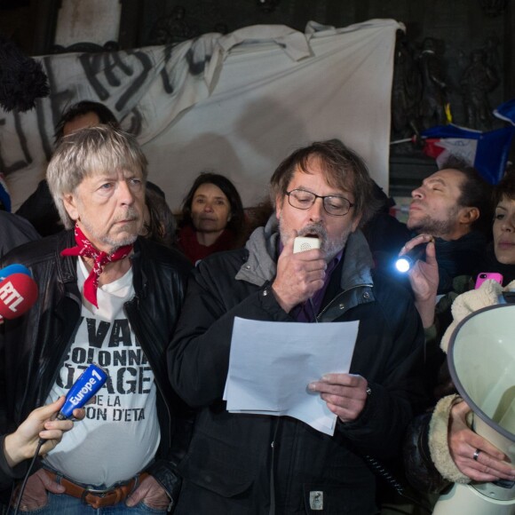 Renaud s'est joint à Christophe Alévêque et à des centaines d'anonymes place de la République à Paris le 7 janvier 2016 pour rendre hommage aux victimes des attentats terroristes, un an jour pour jour après l'attaque de Charlie Hebdo.