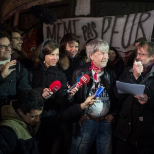 Renaud s'est joint à Christophe Alévêque et à des centaines d'anonymes place de la République à Paris le 7 janvier 2016 pour rendre hommage aux victimes des attentats terroristes, un an jour pour jour après l'attaque de Charlie Hebdo.