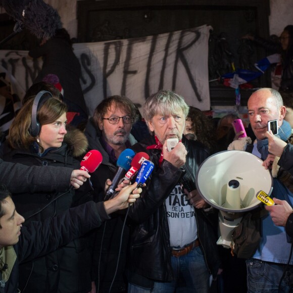 Renaud s'est joint à Christophe Alévêque et à des centaines d'anonymes place de la République à Paris le 7 janvier 2016 pour rendre hommage aux victimes des attentats terroristes, un an jour pour jour après l'attaque de Charlie Hebdo.