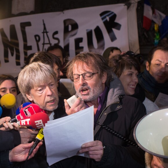 Renaud s'est joint à Christophe Alévêque et à des centaines d'anonymes place de la République à Paris le 7 janvier 2016 pour rendre hommage aux victimes des attentats terroristes, un an jour pour jour après l'attaque de Charlie Hebdo.