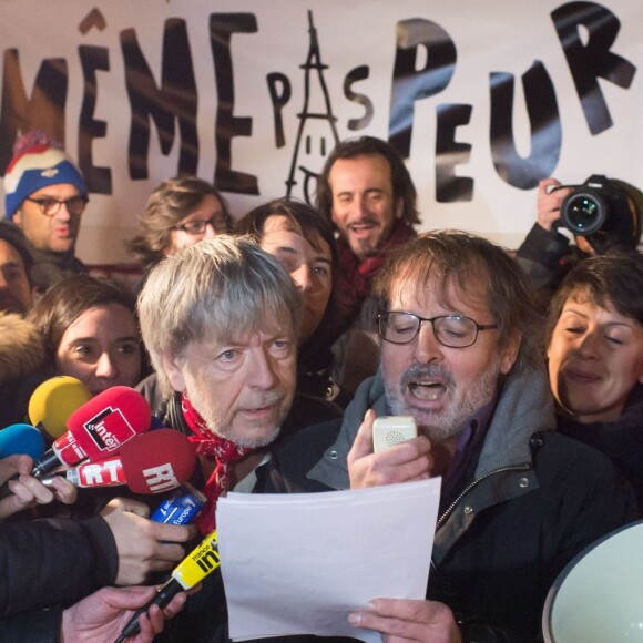 Renaud s'est joint à Christophe Alévêque et à des centaines d'anonymes place de la République à Paris le 7 janvier 2016 pour rendre hommage aux victimes des attentats terroristes, un an jour pour jour après l'attaque de Charlie Hebdo.