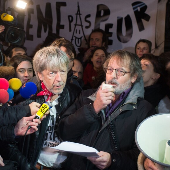 Renaud s'est joint à Christophe Alévêque et à des centaines d'anonymes place de la République à Paris le 7 janvier 2016 pour rendre hommage aux victimes des attentats terroristes, un an jour pour jour après l'attaque de Charlie Hebdo.