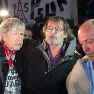 Renaud s'est joint à Christophe Alévêque et à des centaines d'anonymes place de la République à Paris le 7 janvier 2016 pour rendre hommage aux victimes des attentats terroristes, un an jour pour jour après l'attaque de Charlie Hebdo.