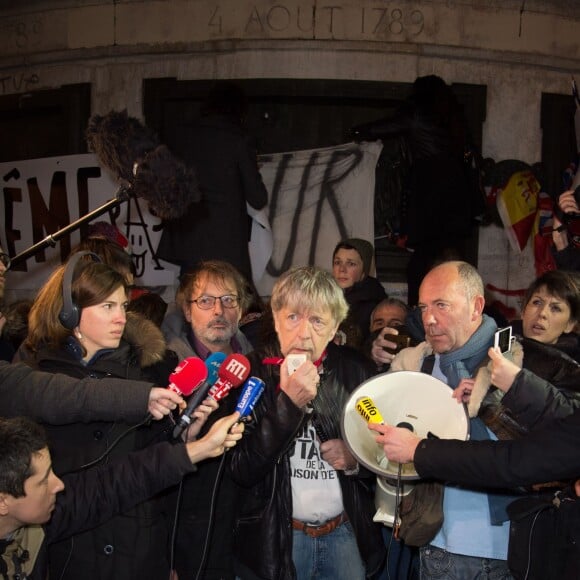 Renaud s'est joint à Christophe Alévêque et à des centaines d'anonymes place de la République à Paris le 7 janvier 2016 pour rendre hommage aux victimes des attentats terroristes, un an jour pour jour après l'attaque de Charlie Hebdo.