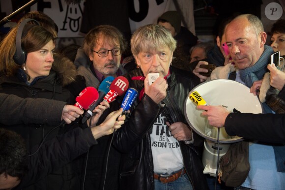 Renaud s'est joint à Christophe Alévêque et à des centaines d'anonymes place de la République à Paris le 7 janvier 2016 pour rendre hommage aux victimes des attentats terroristes, un an jour pour jour après l'attaque de Charlie Hebdo.