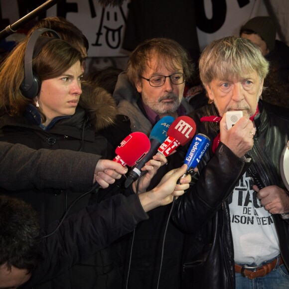 Renaud s'est joint à Christophe Alévêque et à des centaines d'anonymes place de la République à Paris le 7 janvier 2016 pour rendre hommage aux victimes des attentats terroristes, un an jour pour jour après l'attaque de Charlie Hebdo.