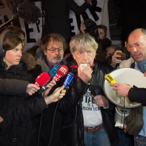 Renaud s'est joint à Christophe Alévêque et à des centaines d'anonymes place de la République à Paris le 7 janvier 2016 pour rendre hommage aux victimes des attentats terroristes, un an jour pour jour après l'attaque de Charlie Hebdo.