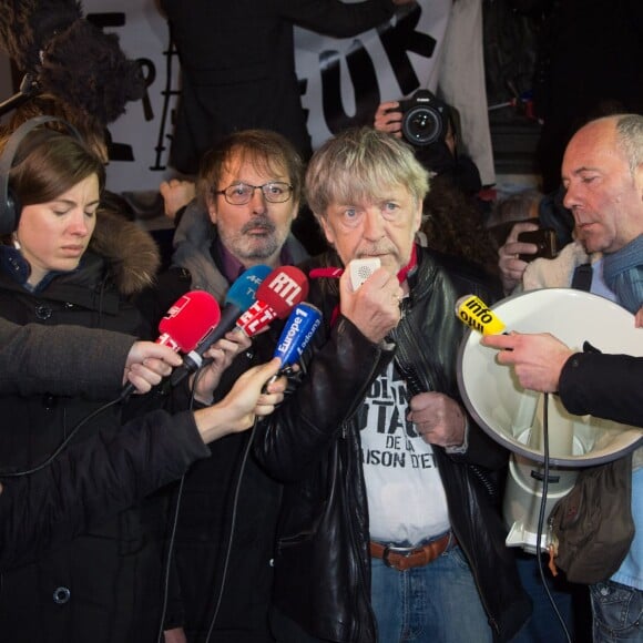 Renaud s'est joint à Christophe Alévêque et à des centaines d'anonymes place de la République à Paris le 7 janvier 2016 pour rendre hommage aux victimes des attentats terroristes, un an jour pour jour après l'attaque de Charlie Hebdo.