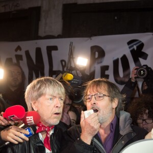 Renaud s'est joint à Christophe Alévêque et à des centaines d'anonymes place de la République à Paris le 7 janvier 2016 pour rendre hommage aux victimes des attentats terroristes, un an jour pour jour après l'attaque de Charlie Hebdo.