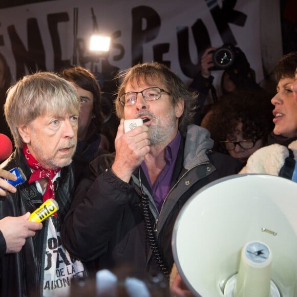 Renaud s'est joint à Christophe Alévêque et à des centaines d'anonymes place de la République à Paris le 7 janvier 2016 pour rendre hommage aux victimes des attentats terroristes, un an jour pour jour après l'attaque de Charlie Hebdo.