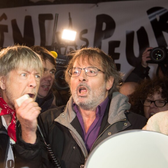 Renaud s'est joint à Christophe Alévêque et à des centaines d'anonymes place de la République à Paris le 7 janvier 2016 pour rendre hommage aux victimes des attentats terroristes, un an jour pour jour après l'attaque de Charlie Hebdo.