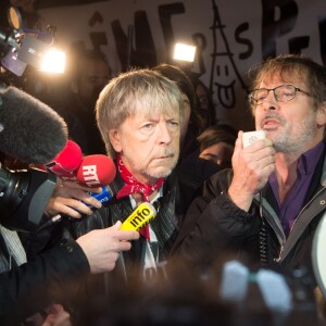 Renaud s'est joint à Christophe Alévêque et à des centaines d'anonymes place de la République à Paris le 7 janvier 2016 pour rendre hommage aux victimes des attentats terroristes, un an jour pour jour après l'attaque de Charlie Hebdo.