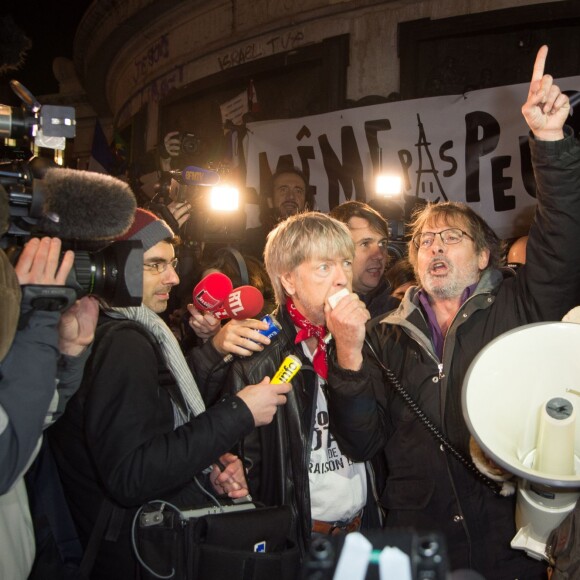 Renaud s'est joint à Christophe Alévêque et à des centaines d'anonymes place de la République à Paris le 7 janvier 2016 pour rendre hommage aux victimes des attentats terroristes, un an jour pour jour après l'attaque de Charlie Hebdo.