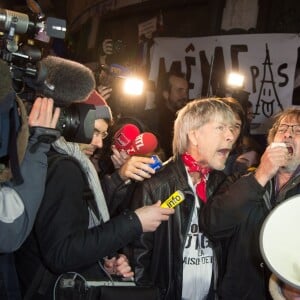 Renaud s'est joint à Christophe Alévêque et à des centaines d'anonymes place de la République à Paris le 7 janvier 2016 pour rendre hommage aux victimes des attentats terroristes, un an jour pour jour après l'attaque de Charlie Hebdo.