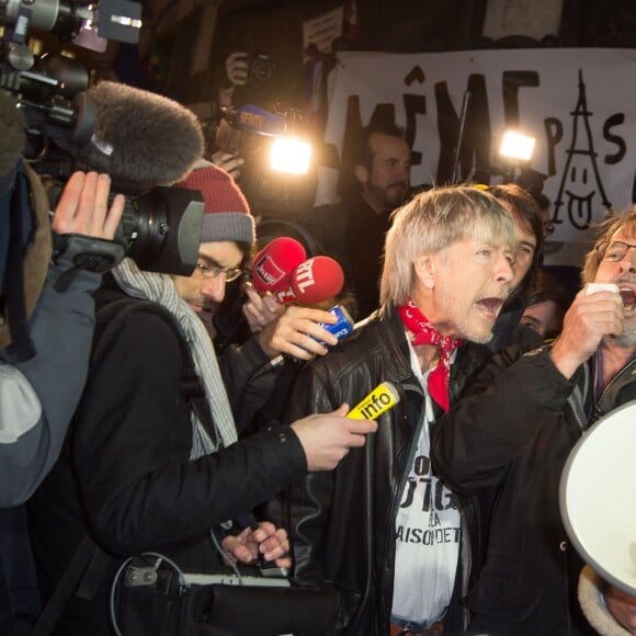 Renaud s'est joint à Christophe Alévêque et à des centaines d'anonymes place de la République à Paris le 7 janvier 2016 pour rendre hommage aux victimes des attentats terroristes, un an jour pour jour après l'attaque de Charlie Hebdo.