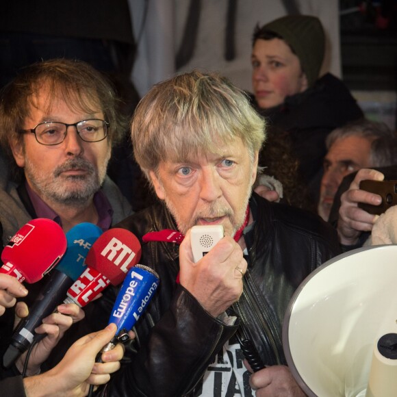 Renaud s'est joint à Christophe Alévêque et à des centaines d'anonymes place de la République à Paris le 7 janvier 2016 pour rendre hommage aux victimes des attentats terroristes, un an jour pour jour après l'attaque de Charlie Hebdo.