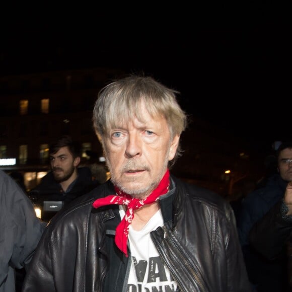 Renaud s'est joint à Christophe Alévêque et à des centaines d'anonymes place de la République à Paris le 7 janvier 2016 pour rendre hommage aux victimes des attentats terroristes, un an jour pour jour après l'attaque de Charlie Hebdo.