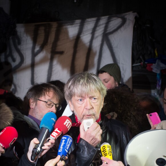 Renaud s'est joint à Christophe Alévêque et à des centaines d'anonymes place de la République à Paris le 7 janvier 2016 pour rendre hommage aux victimes des attentats terroristes, un an jour pour jour après l'attaque de Charlie Hebdo.