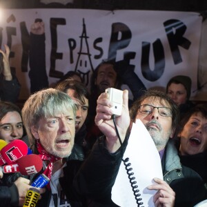 Renaud s'est joint à Christophe Alévêque et à des centaines d'anonymes place de la République à Paris le 7 janvier 2016 pour rendre hommage aux victimes des attentats terroristes, un an jour pour jour après l'attaque de Charlie Hebdo.