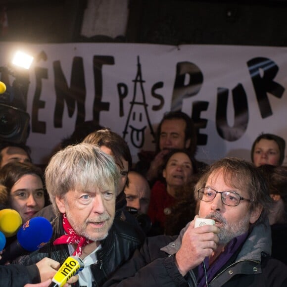 Renaud s'est joint à Christophe Alévêque et à des centaines d'anonymes place de la République à Paris le 7 janvier 2016 pour rendre hommage aux victimes des attentats terroristes, un an jour pour jour après l'attaque de Charlie Hebdo.