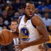 Andre Iguodala des Golden State Warriors face à Jameer Nelso des Denver Nuggets à l'Oracle Arena d'Oakland, le 13 octobre 2015