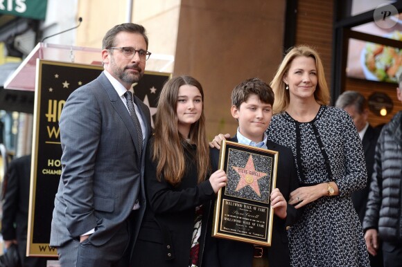 Steve Carell honoré en famille sur le Hollywood Walk of Fame le 6 janvier 2016.