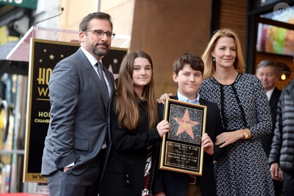Steve Carell honoré en famille sur le Hollywood Walk of Fame le 6 janvier 2016.