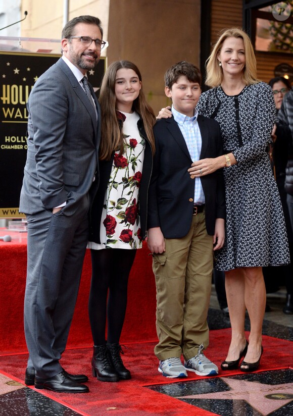 Steve Carell honoré en famille sur le Hollywood Walk of Fame le 6 janvier 2016.