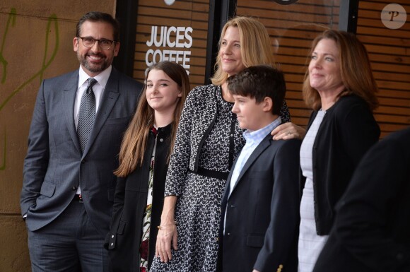 Steve Carell honoré en famille sur le Hollywood Walk of Fame le 6 janvier 2016.