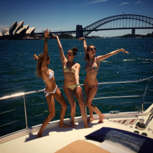 Pauline Ducruet en vacances en Australie, dans la rade de Sydney avec ses deux meilleures amies. Photo postée sur son compte Instagram le 31 décembre 2015.