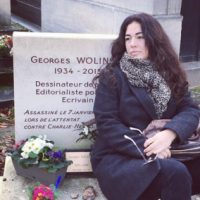 Elsa Wolinski, sur la tombe de Georges : Un émouvant hommage à son père