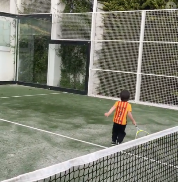 Milan fait du tennis avec son père Gerard Piqué le 8 janvier 2016.