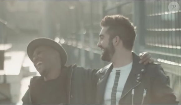 Les chanteurs Kendji Girac et Soprano dans le clip du single No Me Mirès Màs.