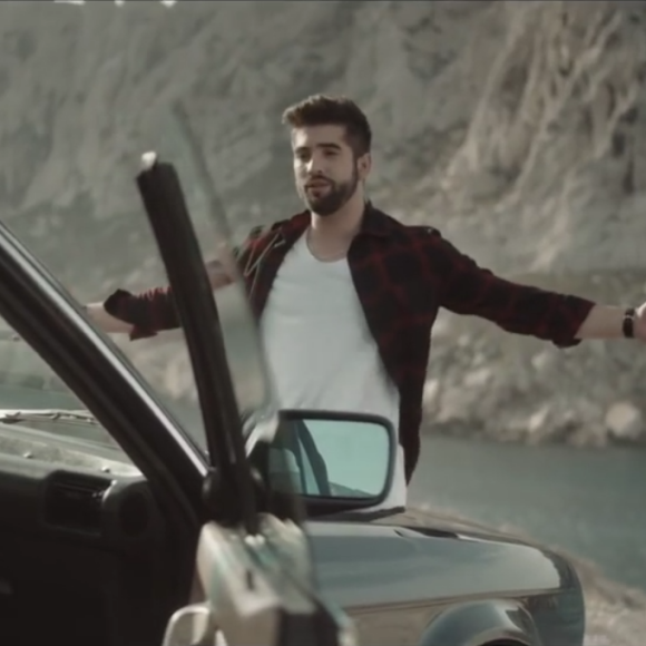 Kendji Girac, dans le clip du single No Me Mirès Màs.