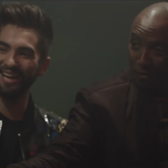 Kendji Girac et Soprano dans le clip du single No Me Mirès Màs.