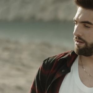 Kendji Girac, dans le clip du single No Me Mirès Màs.