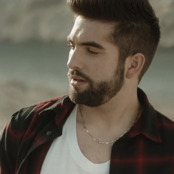 Kendji Girac, dans le clip du single No Me Mirès Màs.