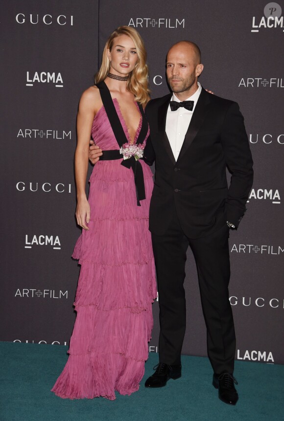 Rosie Huntington-Whiteley (habillée en Gucci) et son compagnon Jason Statham lors du Gala "The LACMA 2015 Art+Film" en l'honneur de James Turrell et Alejandro Inarritu à Los Angeles, le 7 novembre 2015