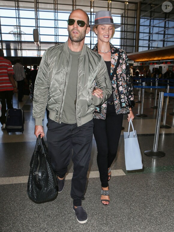 Rosie Huntington-Whiteley et Jason Statham arrivent à l'aéroport LAX de Los Angeles pour prendre un avion. Le 23 juillet 2015