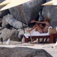 Exclusif - Jason Statham et Rosie Huntington-Whiteley en vacances sur une plage de Phuket en Thaïlande le 1er janvier 2016
