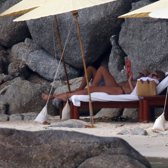Exclusif - Jason Statham et Rosie Huntington-Whiteley en vacances sur une plage de Phuket en Thaïlande le 1er janvier 2016