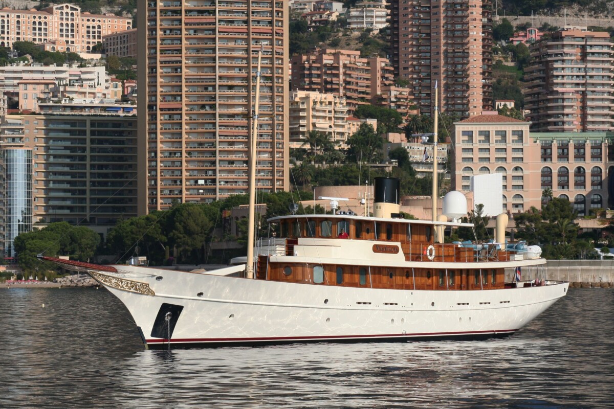 vajoliroja yacht johnny depp