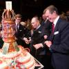 Le grand-duc Jean de Luxembourg, avec à ses côtés son fils le grand-duc Henri, coupe le gâteau d'anniversaire pour ses 95 ans lors d'une soirée de gala à la Philharmonie de Luxembourg le 9 janvier 2016.