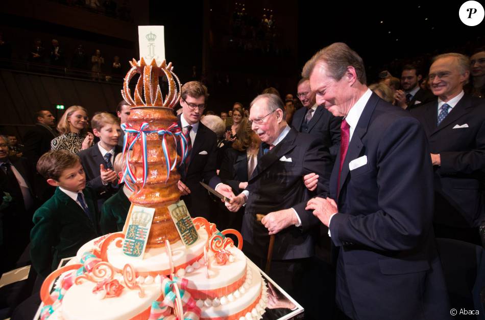 Le Grand Duc Jean De Luxembourg Avec A Ses Cotes Son Fils Le Grand Duc Henri Coupe Le Gateau D Anniversaire Pour Ses 95 Ans Lors D Une Soiree De Gala A La Phi Purepeople