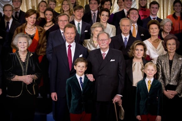 Le grand-duc Jean de Luxembourg entouré de la princesse Beatrix, son fils le grand-duc Henri, sa belle-fille la grande-duchesse Maria Teresa, la reine Sofia d'Espagne, et ses petits-enfants le prince Gabriel et le prince Noah lors de la célébration de ses 95 ans à la Philharmonie de Luxembourg le 9 janvier 2016.