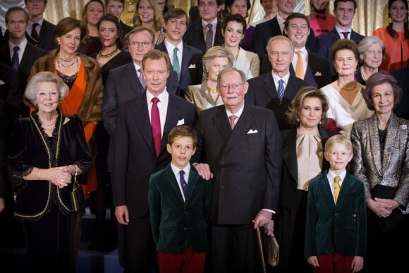 Le grand-duc Jean de Luxembourg entouré de son fils le grand-duc Henri, sa belle-fille la grande-duchesse Maria Teresa et ses petits-enfants le prince Gabriel et le prince Noah lors de la célébration de ses 95 ans à la Philharmonie de Luxembourg le 9 janvier 2016.